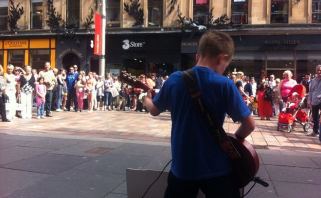 Niño de 12 años podría ser telonero de ACDC