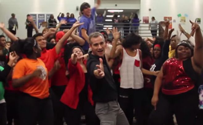 Profesor y alumnos bailan y emocionan a Bruno Mars