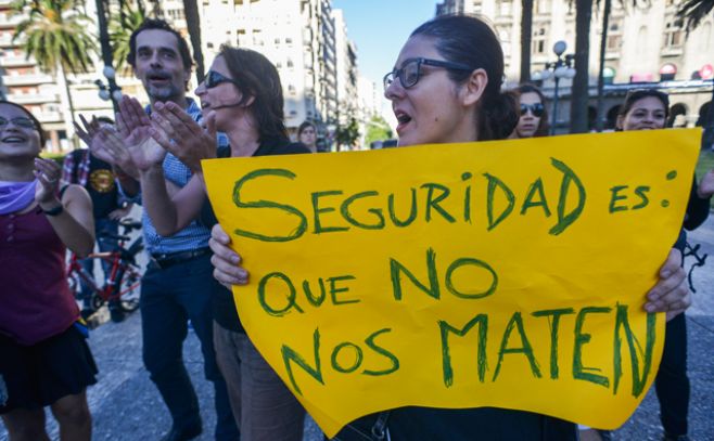 La organizaci�n Feministas en Alerta y en las Calles convoc� a una concentraci�n en la Plaza Independencia para repudiar el asesinato por parte de un polic�a a su mujer en Minas, Lavalleja.. Santiago Mazzarovich/adhocFotos