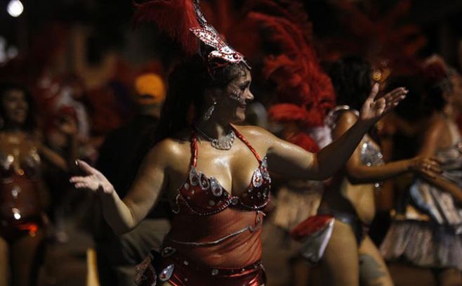 Los barrios Sur y Palermo vibraron a ritmo de candombe. EFE