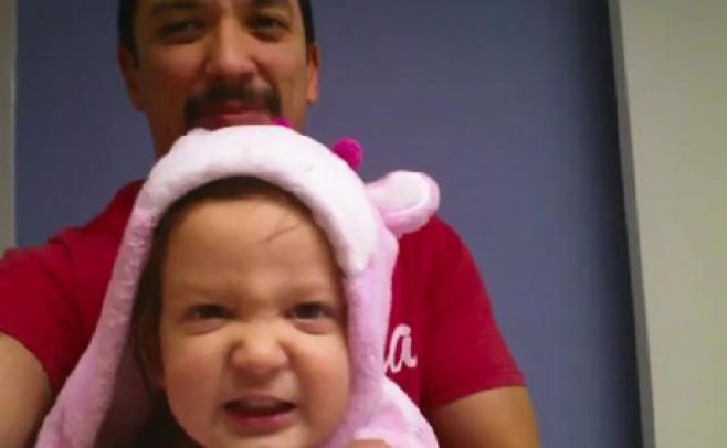Tierna niña canta el abecedario al estilo heavy metal Tierna niña canta el abecedario al estilo heavy metal