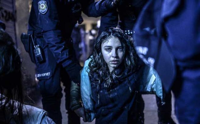 Una joven herida durante los enfrentamientos entre la polica antidisturbios y los manifestantes despus del funeral de Berkin Elvan en Estambul. La foto gan el primer premio de la categora Spot News (Noticias urgentes)