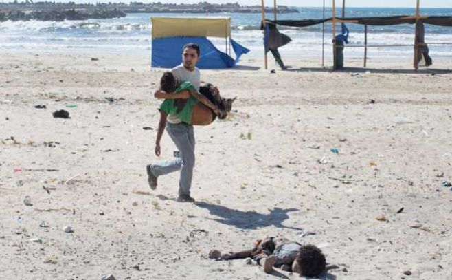 La artillera israel impact sobre una playa en la ciudad de Gaza durante la guerra con Hamas. En ese episodio, murieron cuatro jvenes. Esta imagen gan el segundo premio de la categora Spot News (Noticias urgentes)