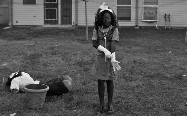 Amorie West, de 8 aos, ajusta sus guantes para una fiesta de Halloween en su complejo de viviendas en San Antonio, Texas.Tercer premio de la categora Retratos