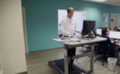 Un caminador-escritorio para hacer ejercicio en el trabajo