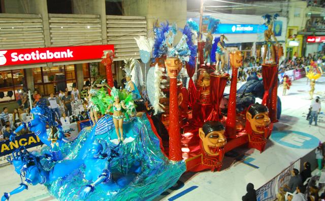 El Carnaval de Artigas, una fiesta a puro samba y color. M. Singer