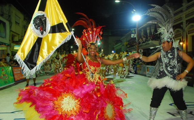 El Carnaval de Artigas, una fiesta a puro samba y color. M. Singer