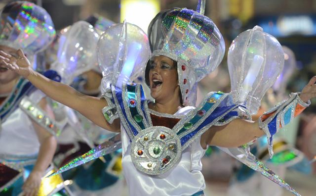 El Carnaval de Artigas, una fiesta a puro samba y color. M. Singer