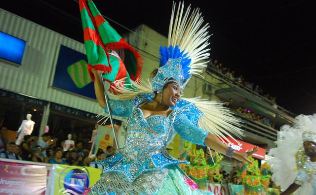 El Carnaval de Artigas, una fiesta a puro samba y color. M. Singer