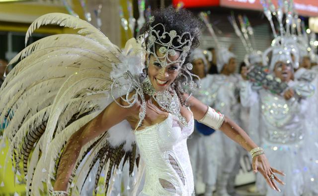 El Carnaval de Artigas, una fiesta a puro samba y color. M. Singer