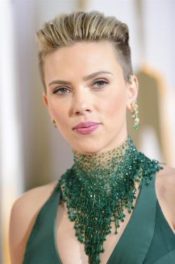 Aniston y Johansson, duelo de estilos en los premios Oscar. EFE