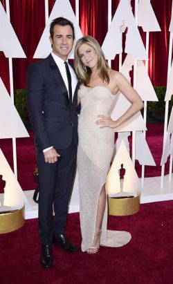 Aniston y Johansson, duelo de estilos en los premios Oscar. EFE