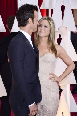 Aniston y Johansson, duelo de estilos en los premios Oscar. EFE