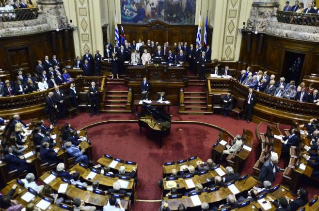 Vázquez reivindicó la figura de Artigas en su discurso de asunción. EFE