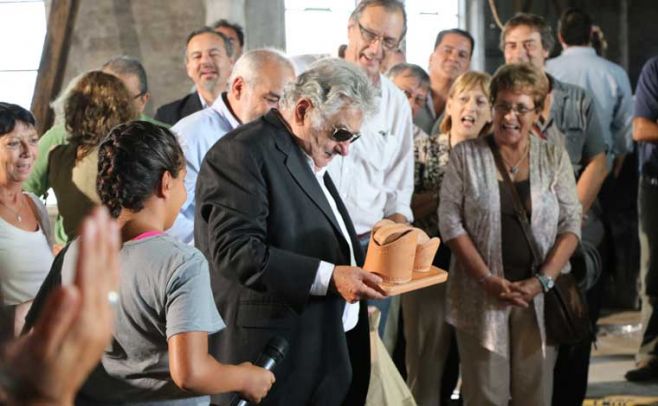 Mujica inauguró escuela agraria y donó Pabellón nacional. Ecom