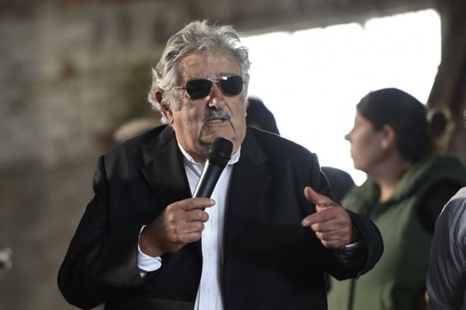 Mujica: vecinos que gestionan escuela tienen "más compromiso" que Estado