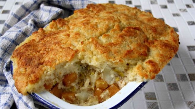 El pastel Woolton era un plato barato de verduras muy popular en el Reino Unido durante la Segunda Guerra Mundial, que se populariz como consecuencia de la escasez de los alimentos. Fue presentado en la primavera de 1941 en el hotel londinense Savoy por