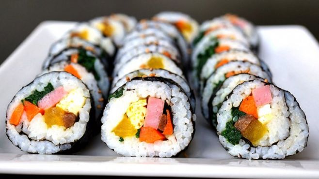 El gimbap es un plato coreano cuyo aspecto es parecido al sushi japons, pero que no se hace con pescado crudo, sino con otros ingredientes, como carne salteada, salchicha o jamn. El gimbap es fruto de la ocupacin japonesa en Corea, entre 1910 y 1945