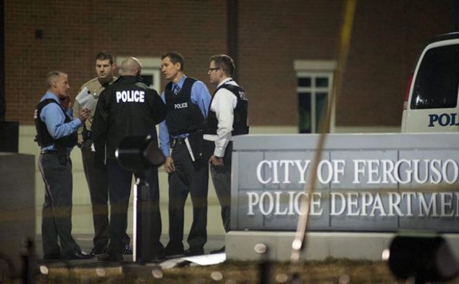 Ferguson: disparan a dos agentes tras dimitir jefe de Policía