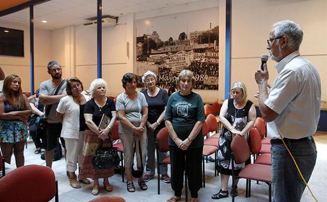 El asesor de la secretar�a de Derechos Humanos y Pol�ticas Sociales del Pit-Cnt, Ra�l Olivera (d), conversa con familiares de ciudadanos �talo-uruguayos desaparecidos durante las dictaduras militares en Uruguay y Argentina hoy, jueves 12 de marzo.. EFE