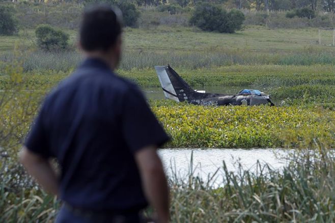 El accidente del avión podría haber sido causado por una falla del motor. EFE