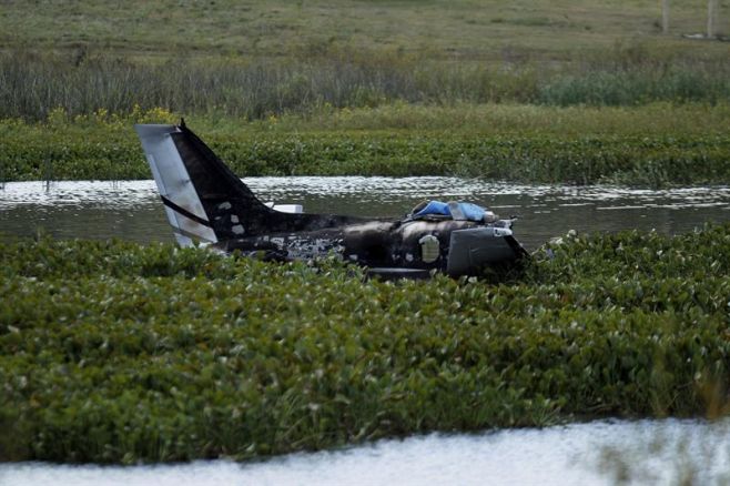 El accidente del avión podría haber sido causado por una falla del motor. EFE