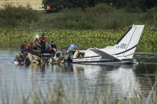 El accidente del avión podría haber sido causado por una falla del motor. EFE