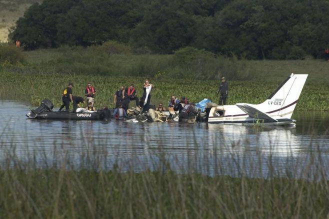 El accidente del avión podría haber sido causado por una falla del motor. EFE