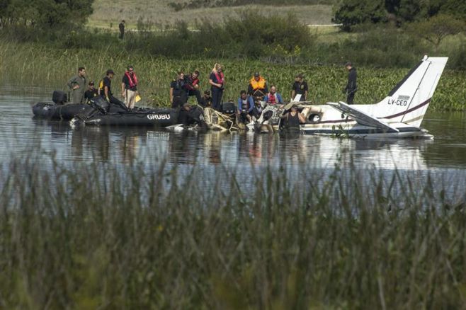 El accidente del avión podría haber sido causado por una falla del motor. EFE