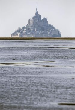 Francia: la "marea del siglo" atrae a miles de curiosos. EFE