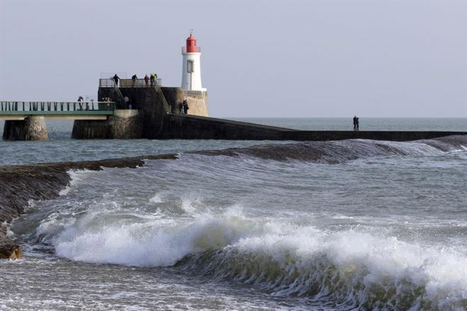 Francia: la "marea del siglo" atrae a miles de curiosos. EFE