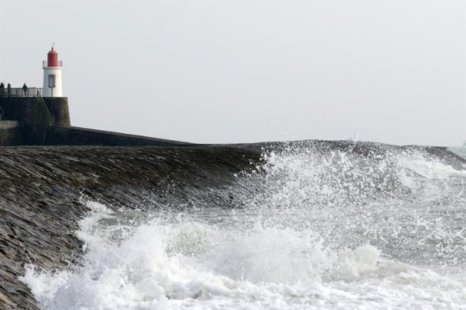 Francia: la "marea del siglo" atrae a miles de curiosos. EFE