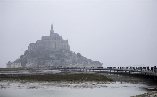 Francia: la "marea del siglo" atrae a miles de curiosos. EFE