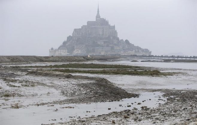 Francia: la "marea del siglo" atrae a miles de curiosos. EFE