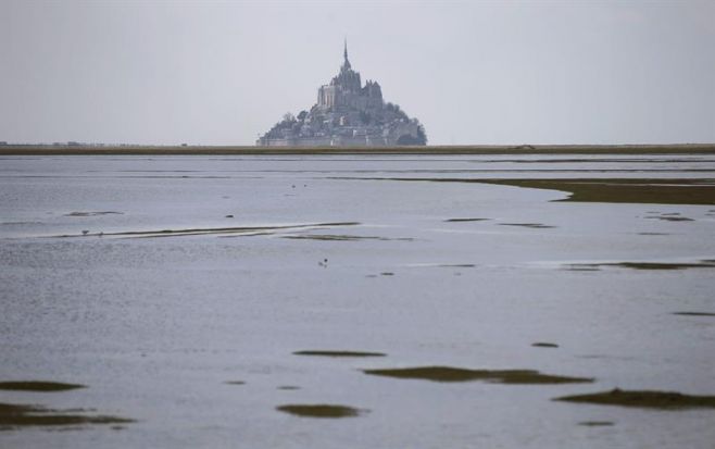 Francia: la "marea del siglo" atrae a miles de curiosos. EFE