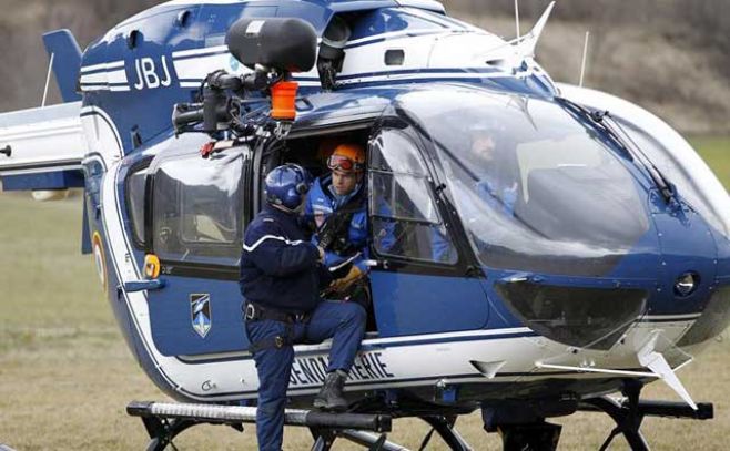 Los equipos de rescate recuperan la caja negra del avión siniestrado. EFE