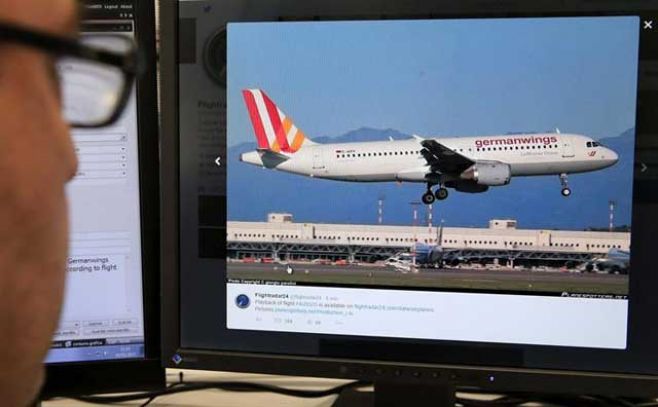 Los equipos de rescate recuperan la caja negra del avión siniestrado. EFE