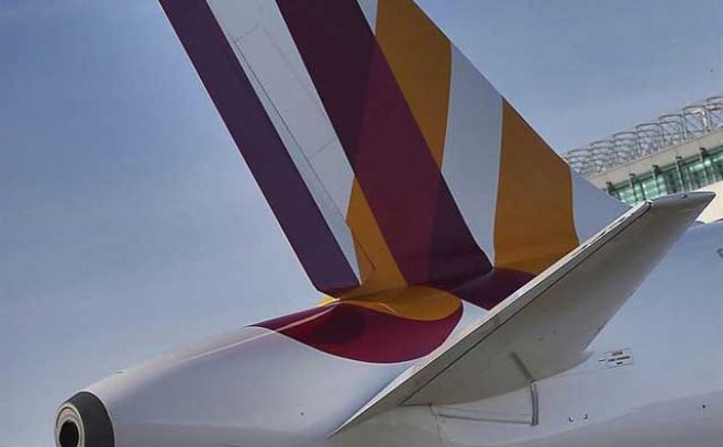 Los equipos de rescate recuperan la caja negra del avión siniestrado. EFE