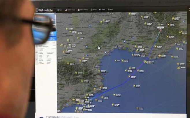 Los equipos de rescate recuperan la caja negra del avión siniestrado. EFE