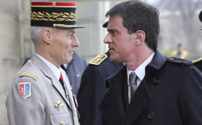 Los equipos de rescate recuperan la caja negra del avión siniestrado. EFE