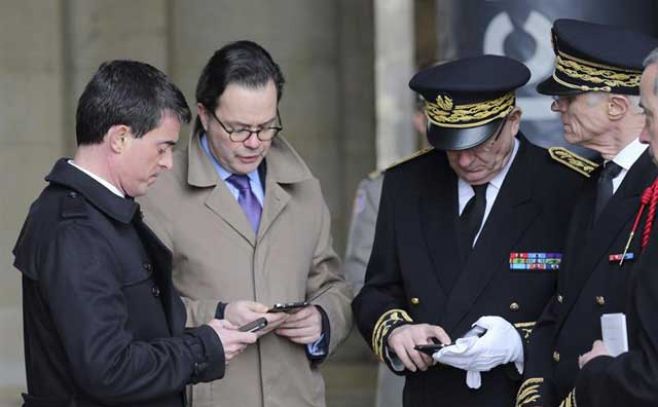 Los equipos de rescate recuperan la caja negra del avión siniestrado. EFE