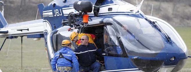 Los equipos de rescate recuperan la caja negra del avión siniestrado. EFE