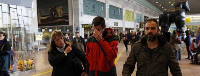 Los equipos de rescate recuperan la caja negra del avión siniestrado. EFE