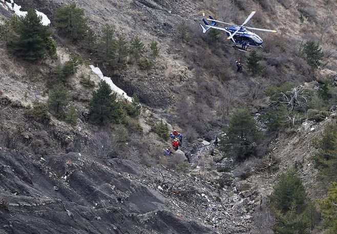 Un piloto del avión estrellado quedó fuera de la cabina y no pudo regresar