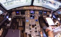 Comandante de Alas-U: "El copiloto debió engañar a la computadora"