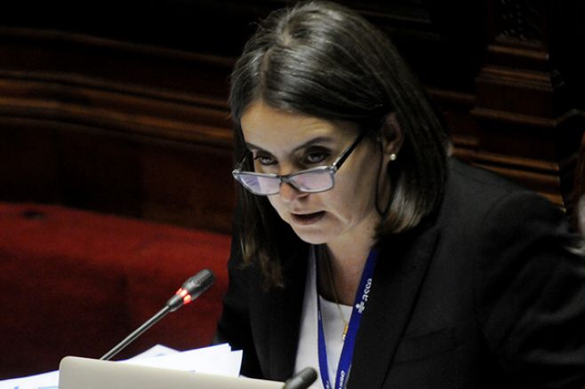 Beatriz Silva no recibió explicaciones por su cese ni un llamado de Vázquez