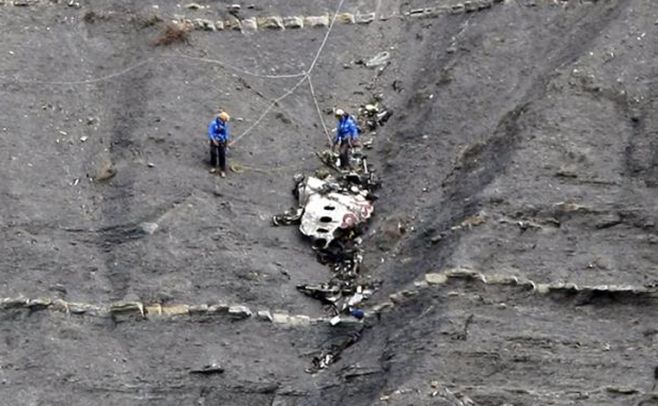 Miembros de los equipos de rescate recuperan partes del avi�n de Germanwings. EFE Miembros de los equipos de rescate recuperan partes del avi�n de Germanwings. EFE