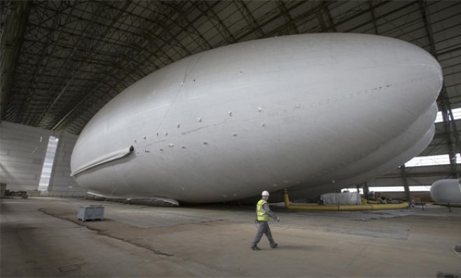 Bruce Dickinson invierte una fortuna en gigantesco dirigible