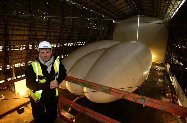 Bruce Dickinson invierte una fortuna en gigantesco dirigible