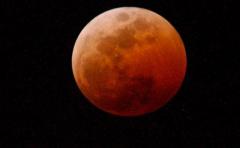 Eclipse tiñó la "luna de sangre"